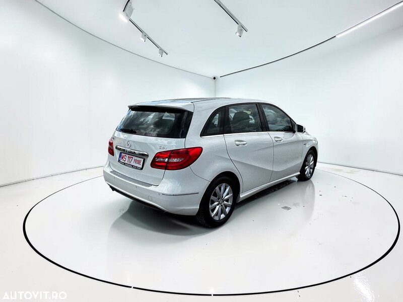 Mercedes-Benz B 180